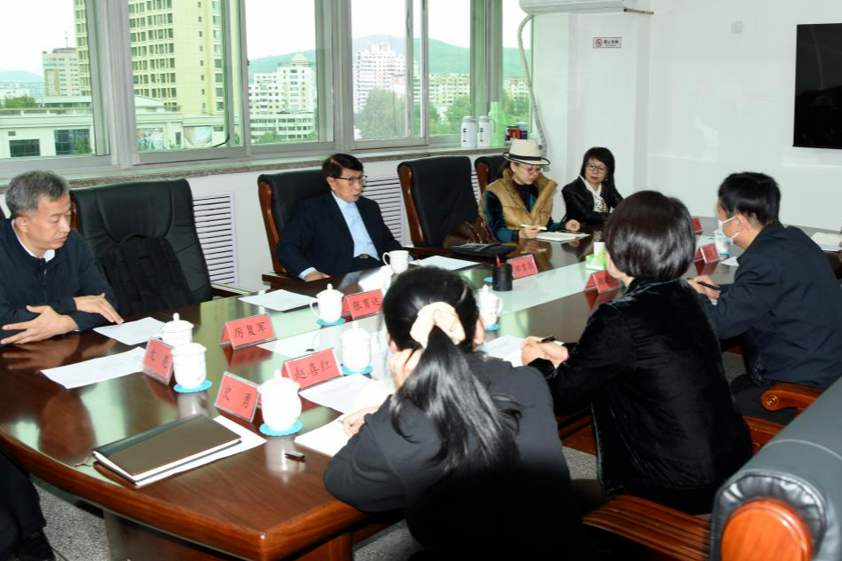 感怀家乡变迁,情系振兴发展——田雪原学部委员参观本溪市档案馆爱国主义教育基地展览